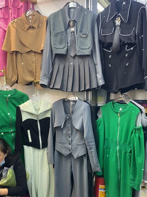 店主在廣州服裝批發(fā)市場(chǎng)每日更新